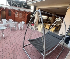 Közös étkező, szabadtéri pihenő helyek